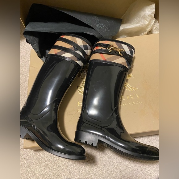 New Burberry rain boots - Picture 5 of 6
